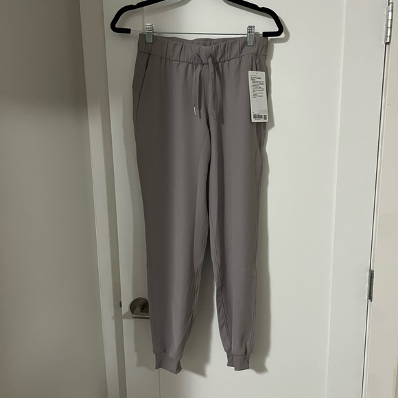 NWT Lululemon On the Fly Jogger Woven Size 4 - Picture 2 of 3